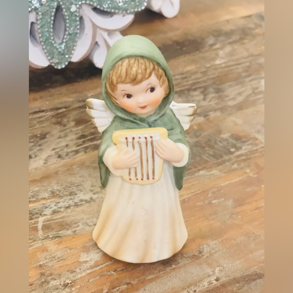 Collector’s Item-Fenton China -Angel playing Harp excellent condition like new - Picture 4 of 7